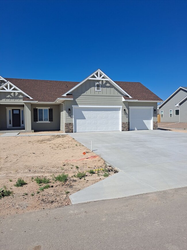 Building Photo - 858 E Snyder Dr