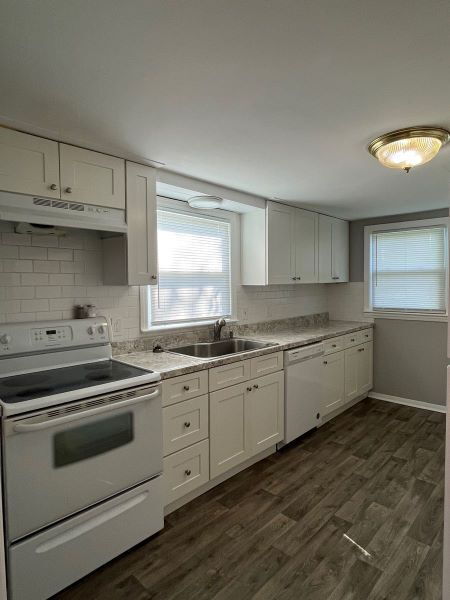 Building Photo - Charming 3 bed/2 bath, plus bonus, close t...