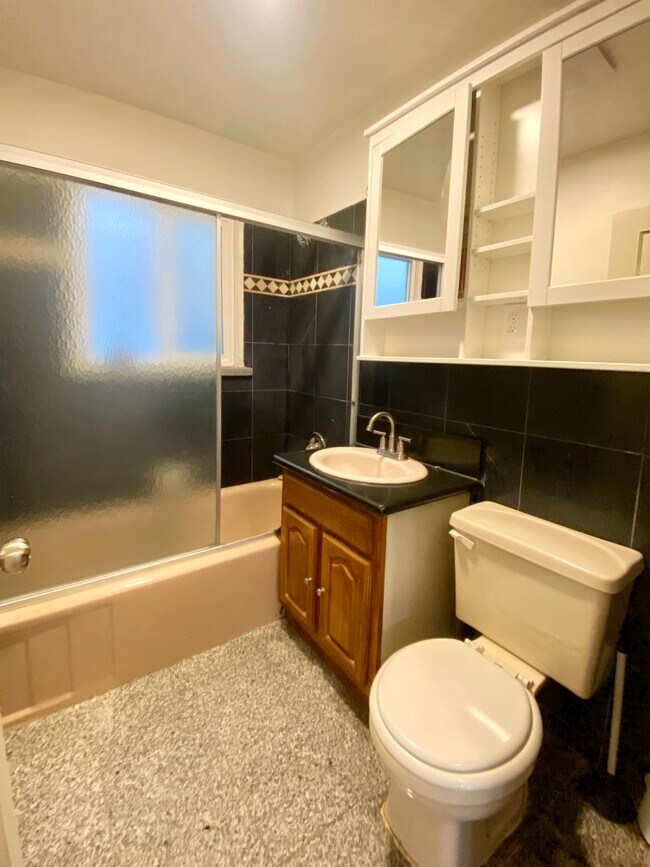 Foto del edificio - 1534 University Ave