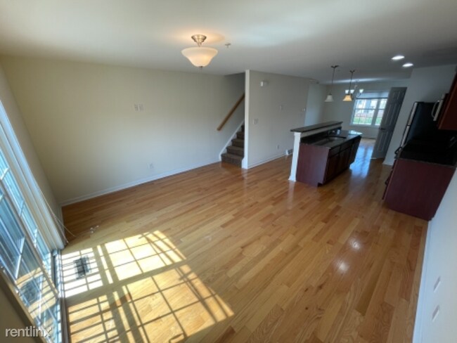 Building Photo - 2 br, 1.5 bath Townhome - 1003 Barrett St