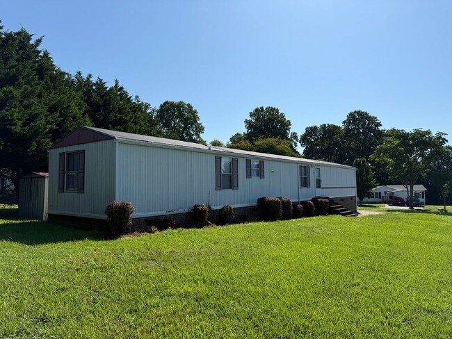 Foto del edificio - Charming Rural Home with Large Yard & Storage