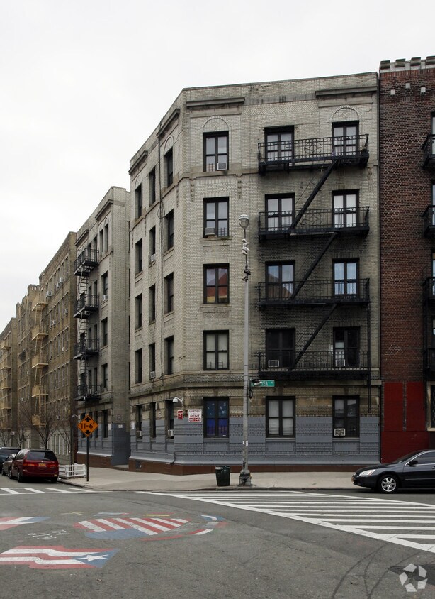 Foto del edificio - 526-538 W 211st St