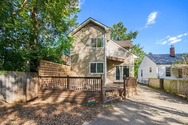 Building Photo - CHARMING 4 BED 2.5 BATH COLONIAL MINUTES F...