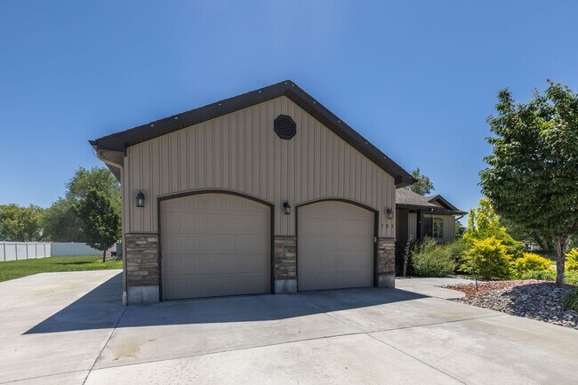 Foto del edificio - BEAUTIFUL 5 BED 3 BATH HOME IN FIRTH