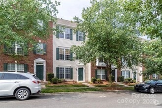 Building Photo - 9618 Blossom Hill Dr