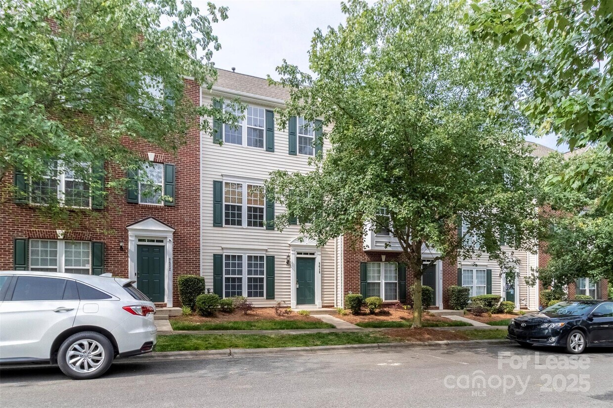 Foto principal - 9618 Blossom Hill Dr