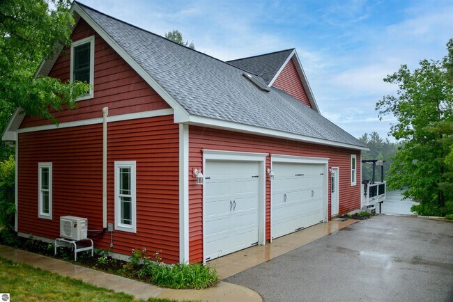 Building Photo - 204 Island View Dr