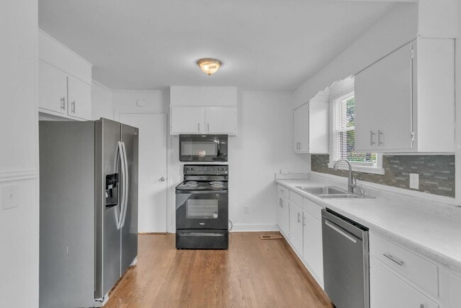 Building Photo - Renovated 4 Bed/ 2 Bath plus office in Mad...