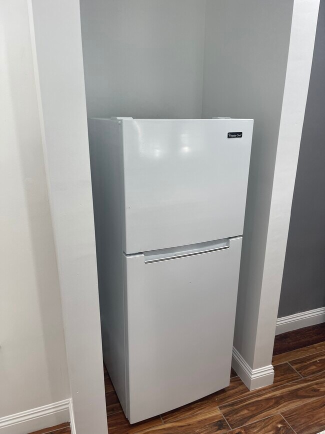 fridge - 508 S Catalina Ave