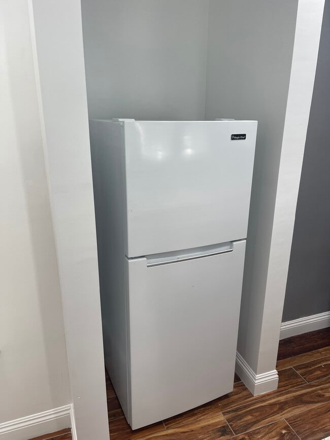 fridge - 508 S Catalina Ave