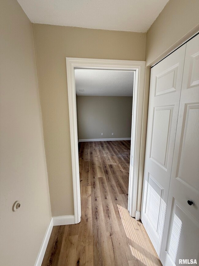 Building Photo - 3440 Villa Ridge