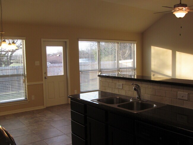 Foto del edificio - 4 BEDROOM, BISD