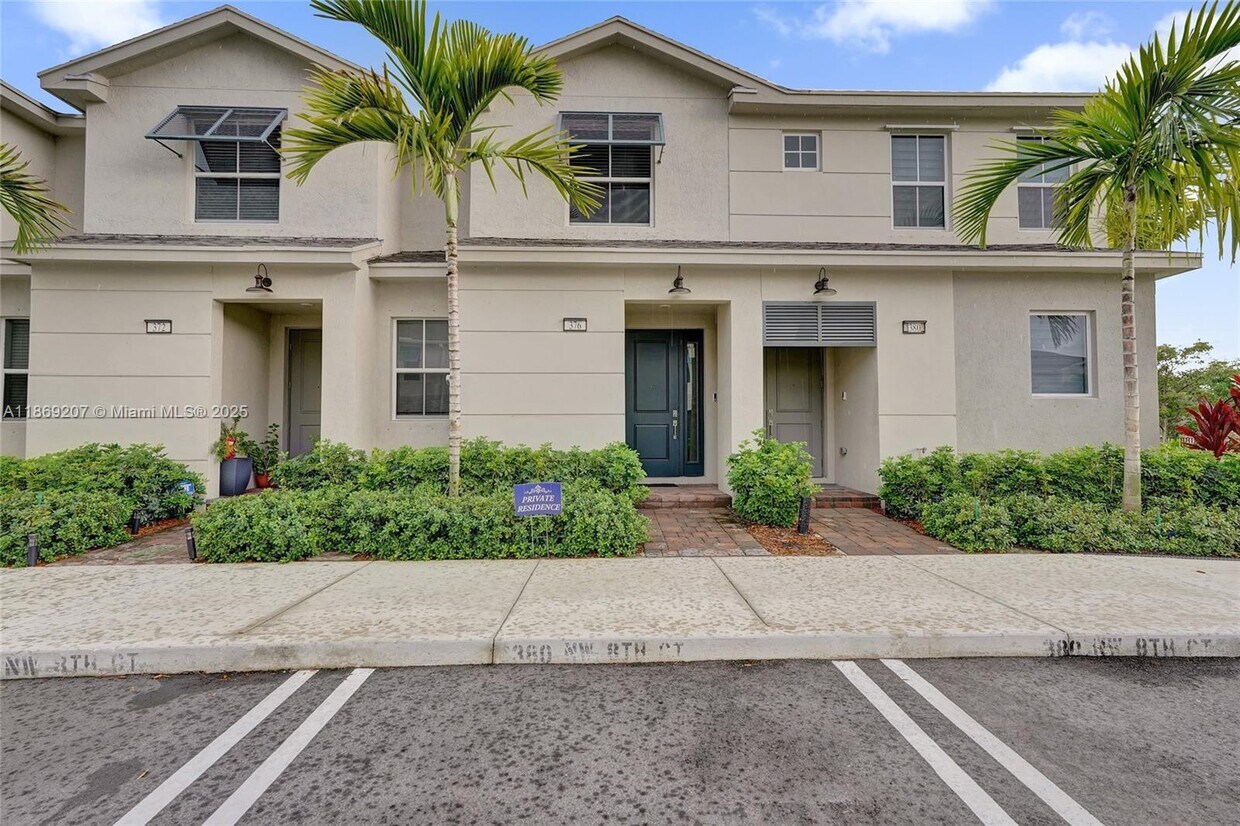 Foto principal - 376 NW 8th Ct