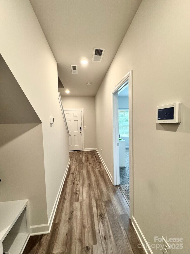 Foto del edificio - 7221 Bryce Ave