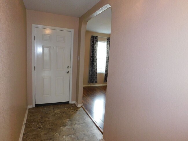 Foto del edificio - Beautiful, spacious 4 bedroom, 2.5 bath ho...