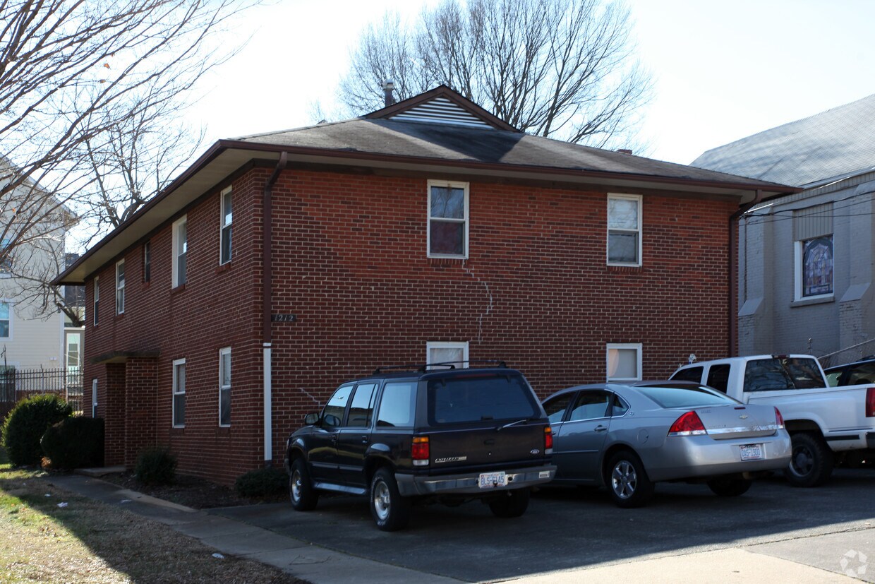 Building Photo - Scales Manor
