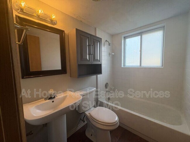 Foto del edificio - 728 E Walnut St