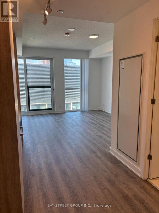 Photo du bâtiment - 180 Front St E