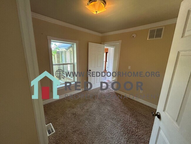 Foto del edificio - Spacious 2-Bedroom Home with Yard – Pet Fr...