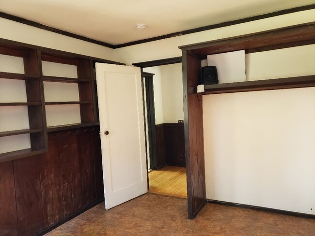 bedroom #1 w/closet and built in shelves - 32280 Ellison Way