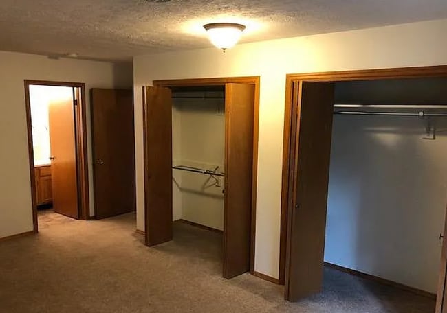 Building Photo - Beautiful & Spacious 2 Bed / 2 Bath Condo Near MSU – Top-Floor with Garage!