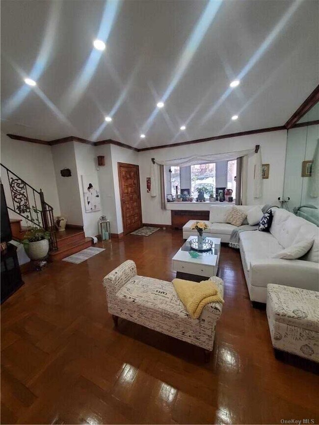 Foto del edificio - 53-28 63rd St