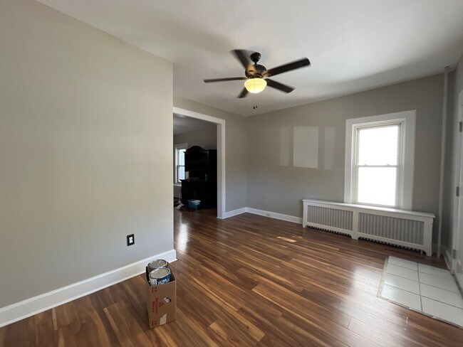 Foto del edificio - Move-in ready and well-maintained, this 4-...