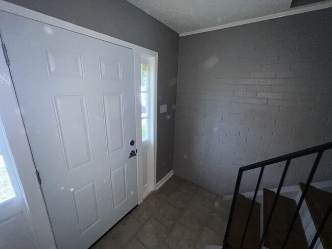 Building Photo - Newly renovated! 2 bedroom 1 bath townhous...