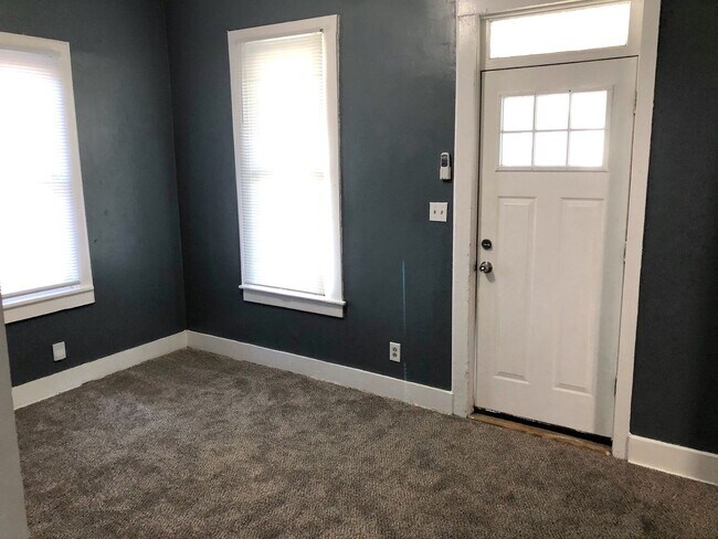 Building Photo - 3-4 Bed Ranch House - New Appliances, Carp...
