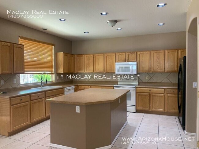 Building Photo - Beautiful home with pool * 3 car garage *
