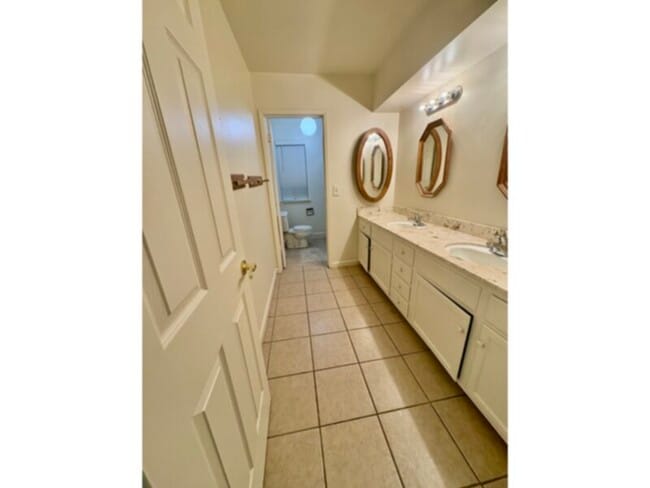 Building Photo - Next to a school! Walking distance to restaurants!