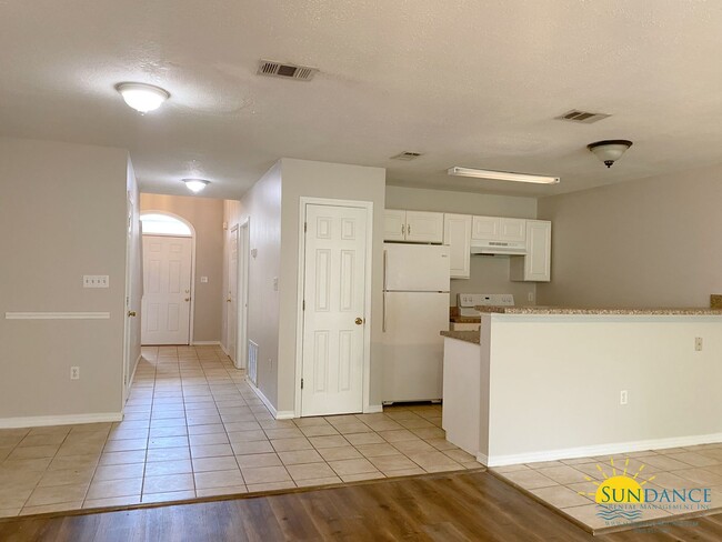 Building Photo - Spacious 2 Bedroom Townhouse in Domenica C...