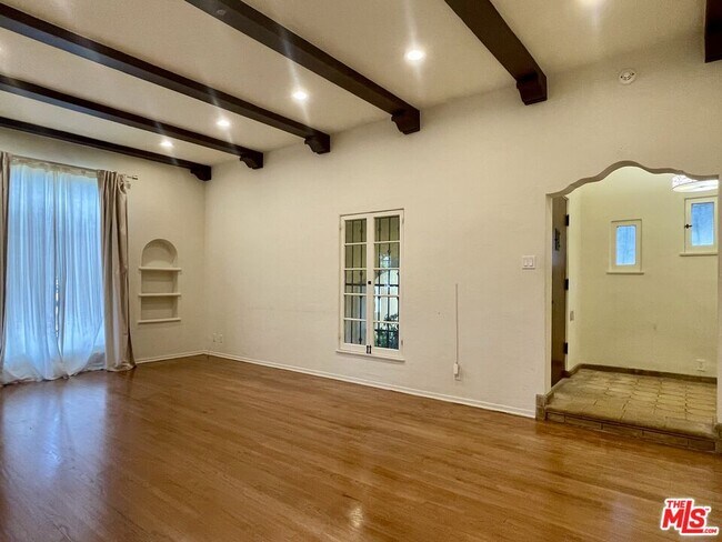 Building Photo - 203 N Doheny Dr