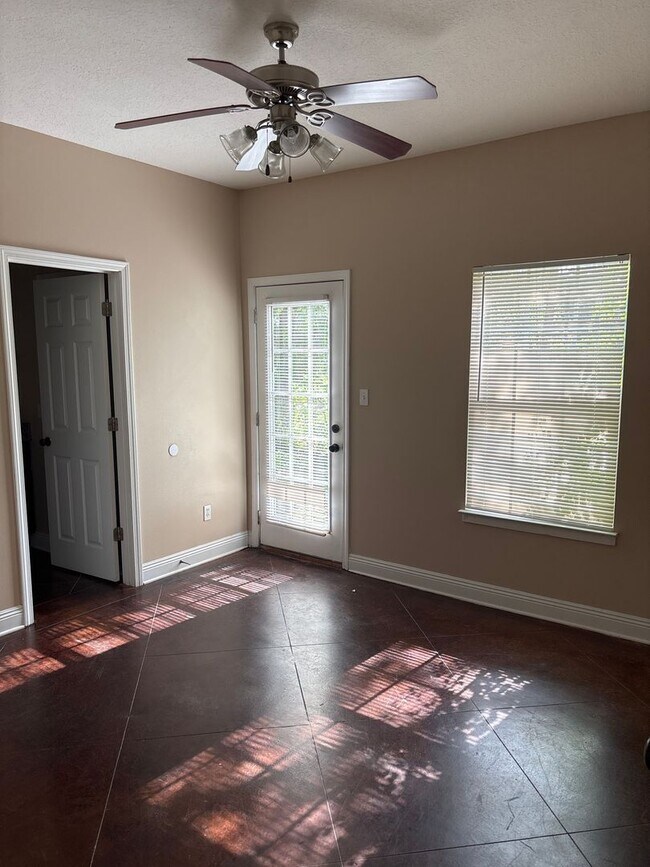 Foto del edificio - Charming 3-Bedroom, 2-Bathroom Duplex in G...