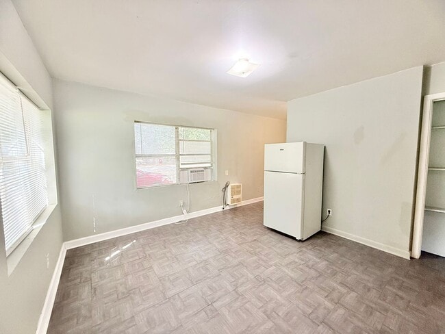 Building Photo - 2-Bedroom Duplex