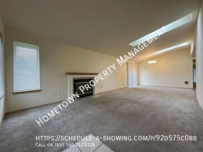 Building Photo - 3 Bedroom Duplex - Available NOW!