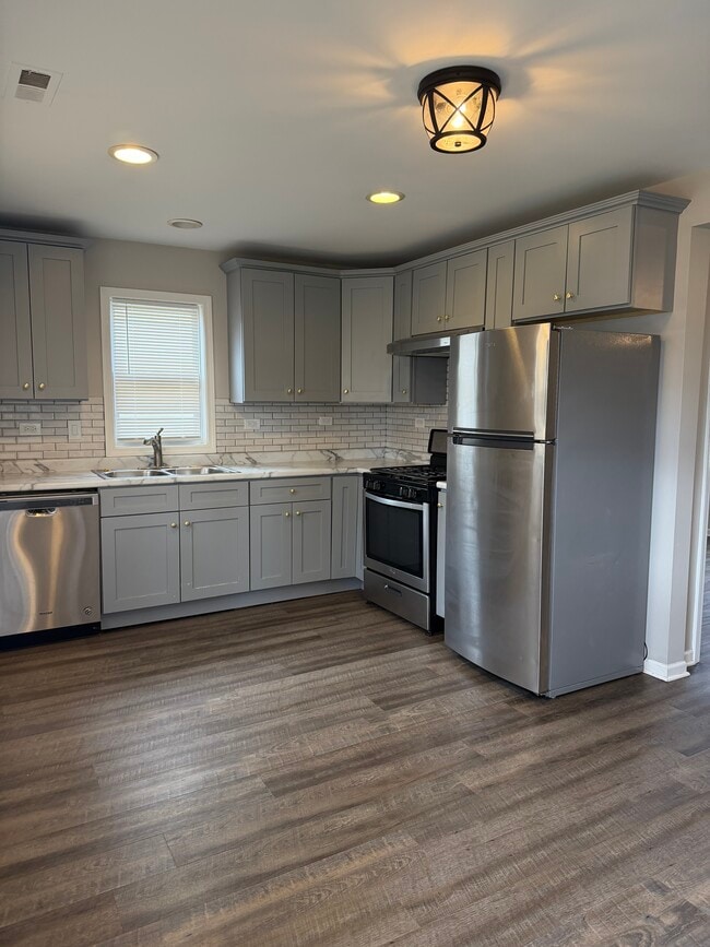 Foto del edificio - 545 E Division St