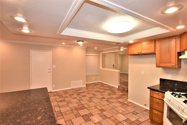 Building Photo - 691 Kingman Dr