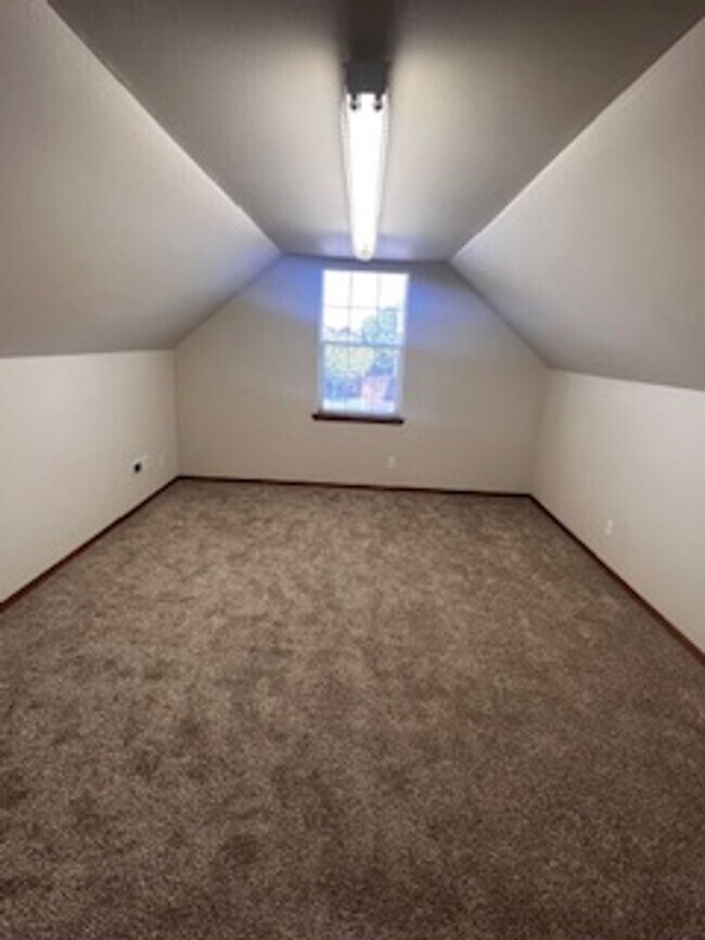 Building Photo - Must See New Listing!