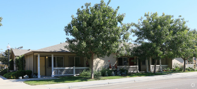 Foto del edificio - Las Palmas Senior Housing Complex