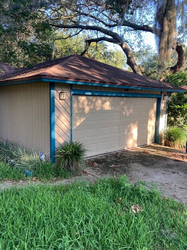 Building Photo - 1596 Oak Ridge Dr W