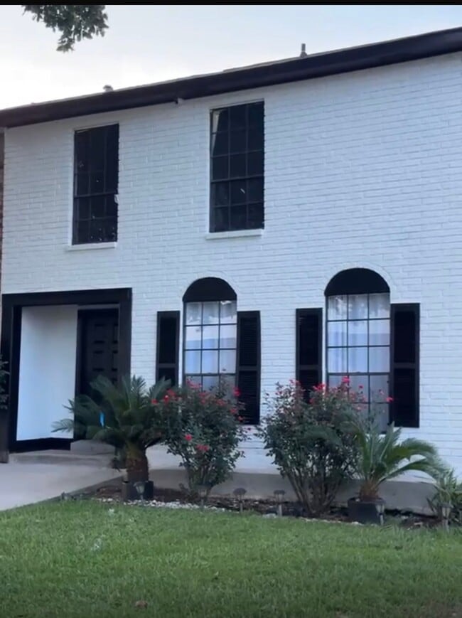 Building Photo - 2465 Park Pl Dr
