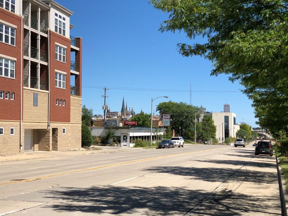 Building Photo - 2020 W Clybourn St