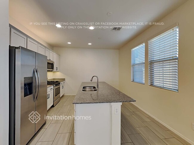 Building Photo - 326 N Sandal