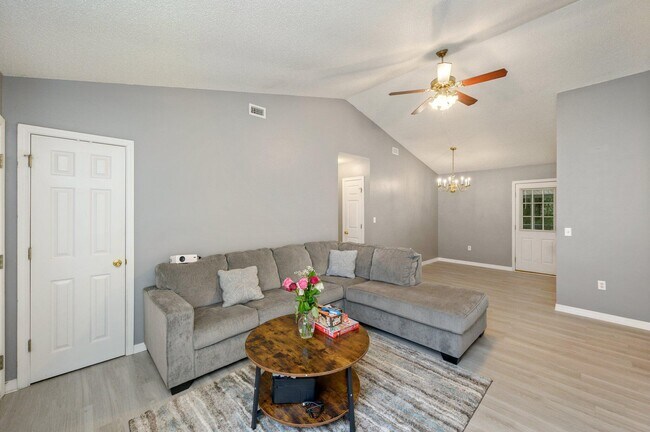 Building Photo - 376 Brackin St