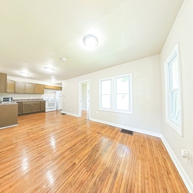 Building Photo - Cozy 3 Bedroom 1 Bathroom- Located near bl...