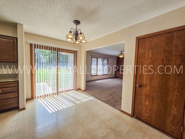 Building Photo - 1104 Prairie View Dr