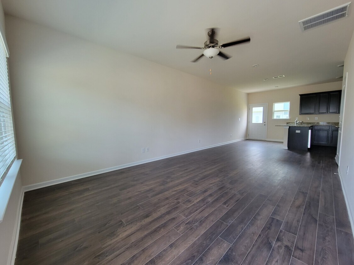 Foto del edificio - 8095 Logan Dr