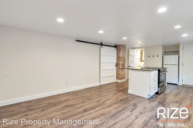 Building Photo - 653 800 E