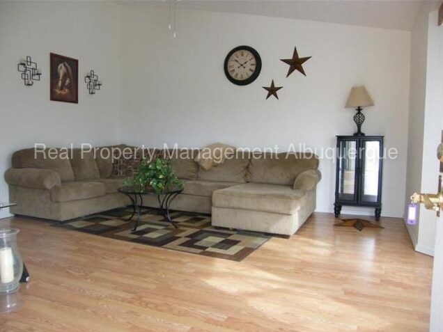 Foto del edificio - 6523 Azuelo Ave NW